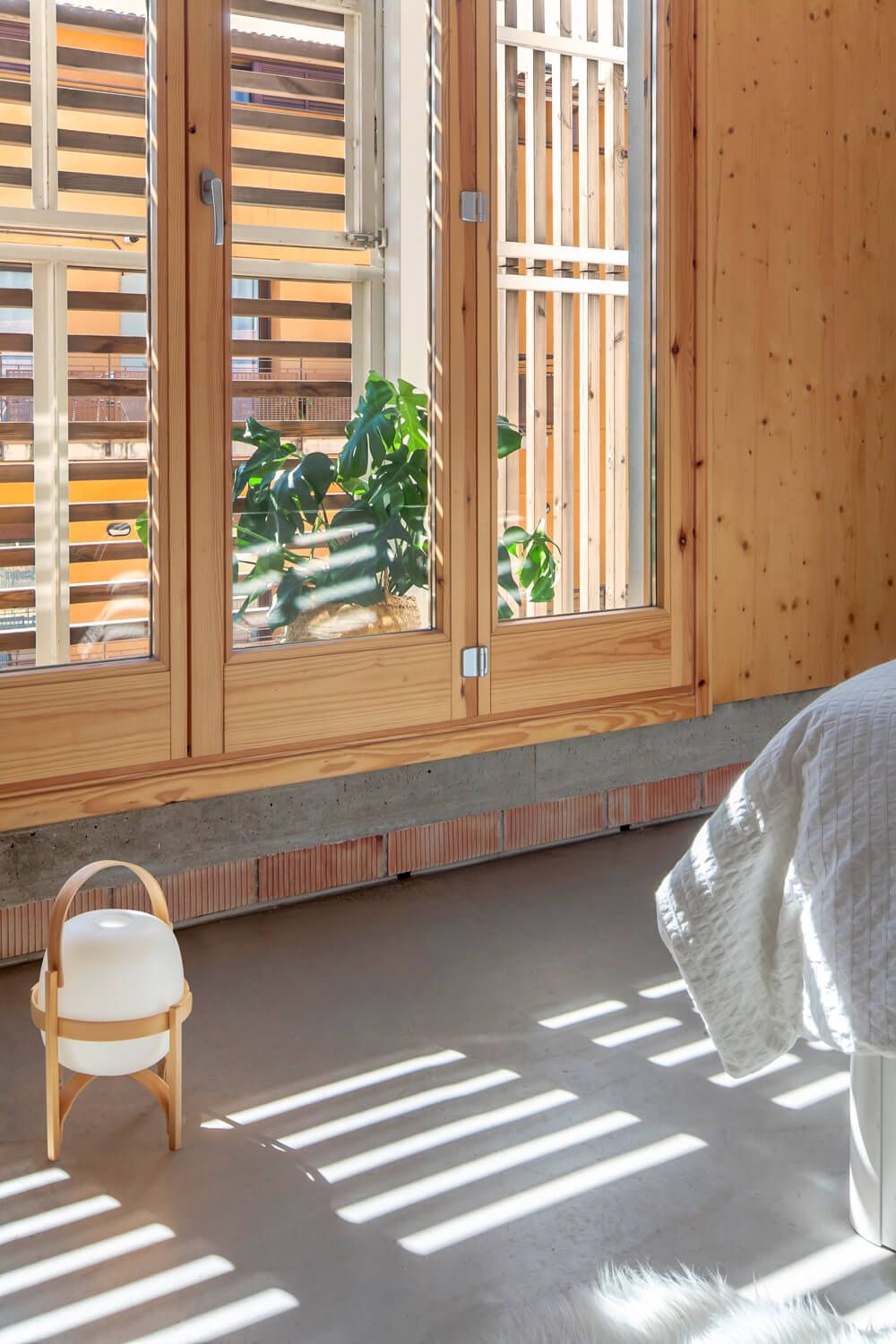 Casa l’Alba i en Lluc. Detall dormitori. Reforma i remunta d'un antic safareig per fer-hi un habitatge.