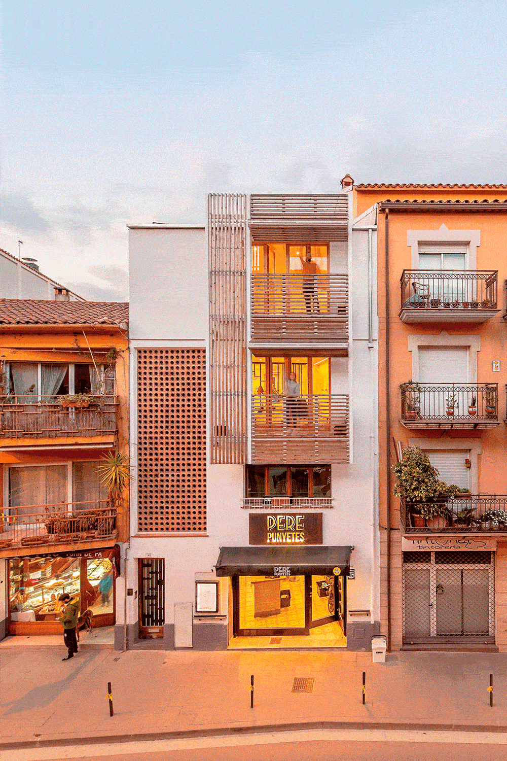 Casa l’Alba i en Lluc. Façana Sant Esteve de Palautordera. Reforma i remunta d'un antic safareig per fer-hi un habitatge.