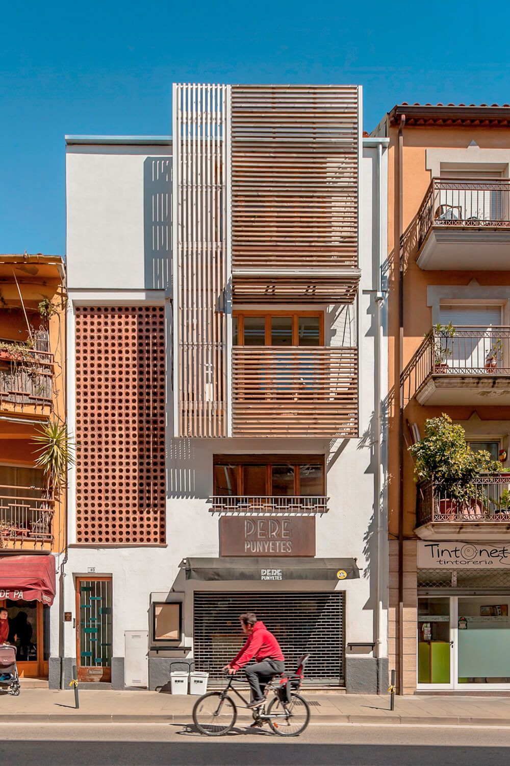 Casa l’Alba i en Lluc. Façana. Reforma i remunta d'un antic safareig per fer-hi un habitatge.