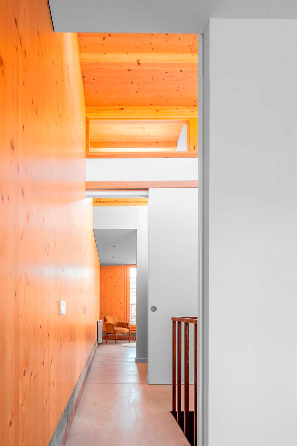 Casa l’Alba i en Lluc. Passadís. Reforma i remunta d'un antic safareig per fer-hi un habitatge.