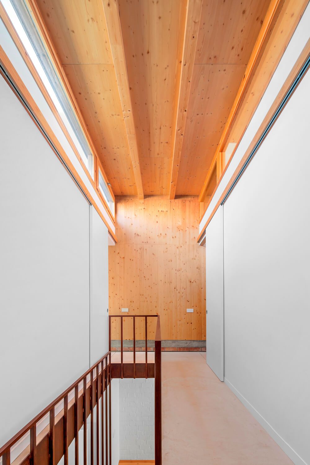 Casa l’Alba i en Lluc. Pas. Reforma i remunta d'un antic safareig per fer-hi un habitatge.