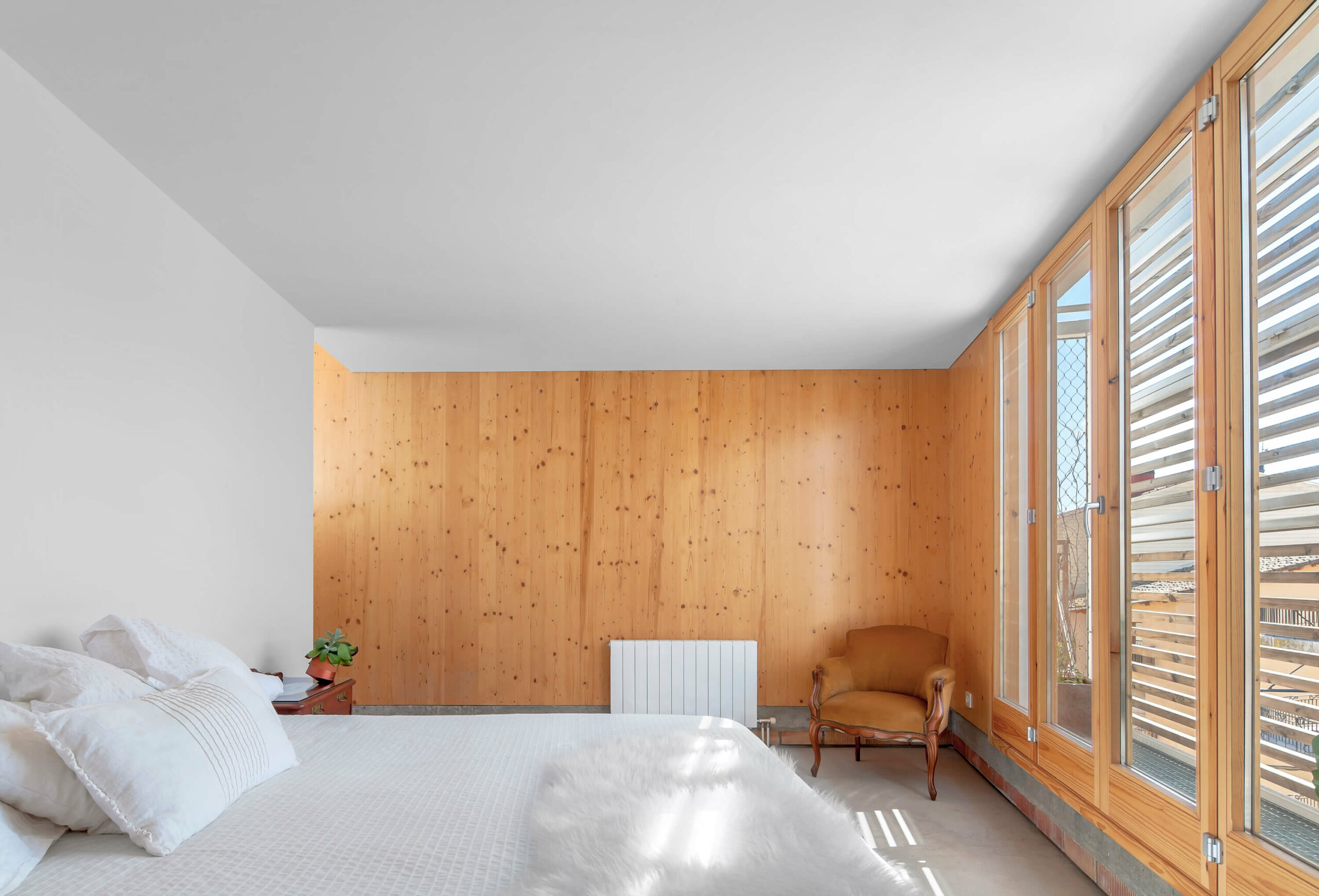 Casa l’Alba i en Lluc. Reforma i remunta d'un antic safareig per fer-hi un habitatge.