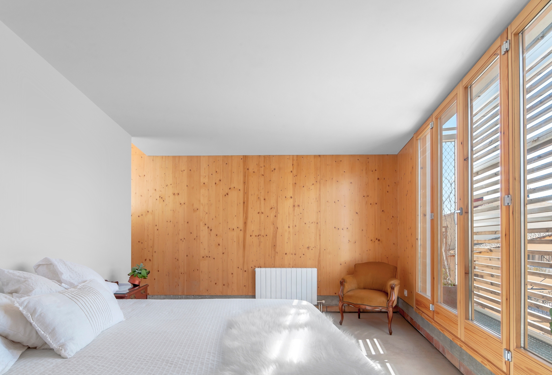 Casa l’Alba i en Lluc. Dormitori. Reforma i remunta d'un antic safareig per fer-hi un habitatge.