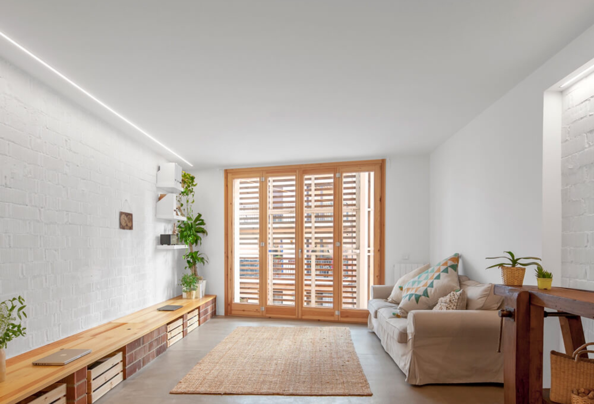 Casa l’Alba i en Lluc. Sala d'estar. Reforma i remunta d'un antic safareig per fer-hi un habitatge.